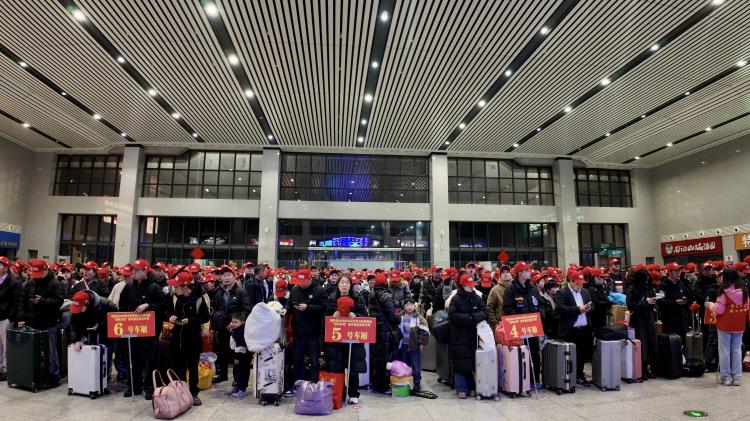 镇雄首趟返岗务工专列开行，共输送554人